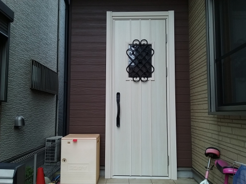【YKKapドアリモW16v】おしゃれな白系の木目調ドアにリフォーム（川越市の工事事例）